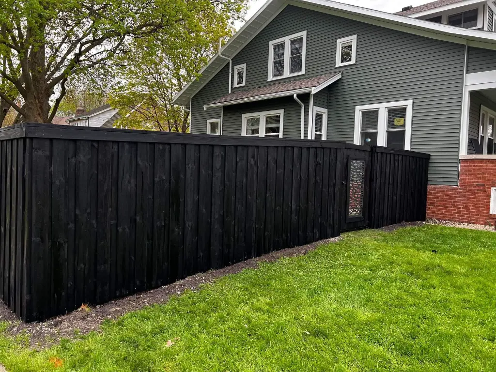 Black_Fence_3_f94f99f9-b4ef-48c1-94cf-d226272c9220.webp