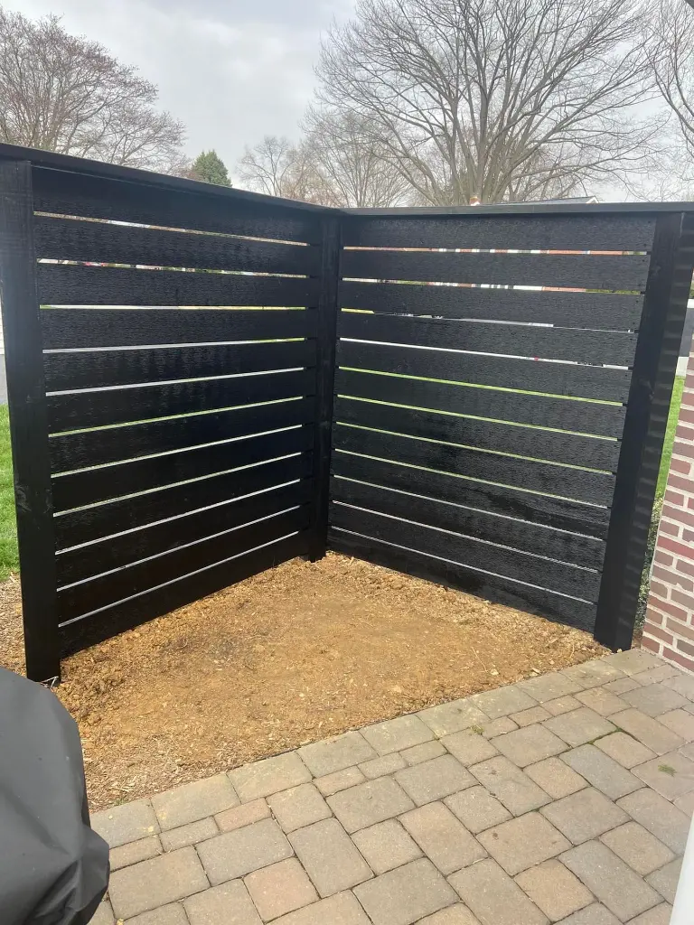 Black_Fence_de46ea2c-83d9-47e7-92fc-fc3ab0ead1ff.webp